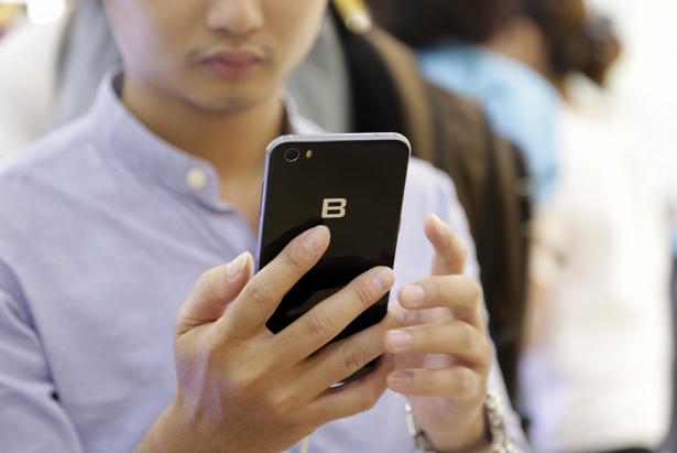 bphone 2017 het hang tam thoi nhieu khach phai doi them