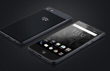 Smartphone BlackBerry chống nước đầu tiên ra mắt, giá 463 USD