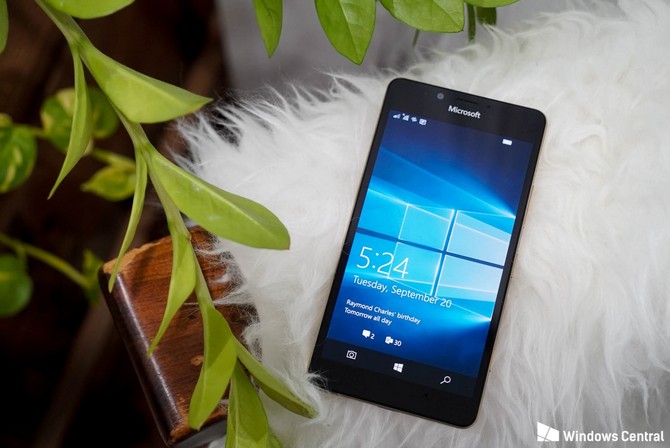 ceo microsoft windows phone khong co cua canh tranh voi ios va android