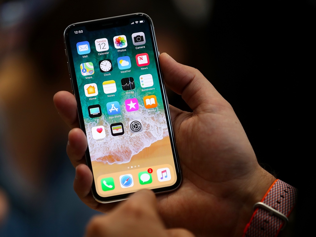phi sua man hinh iphone x dat ngang mot may android tam trung