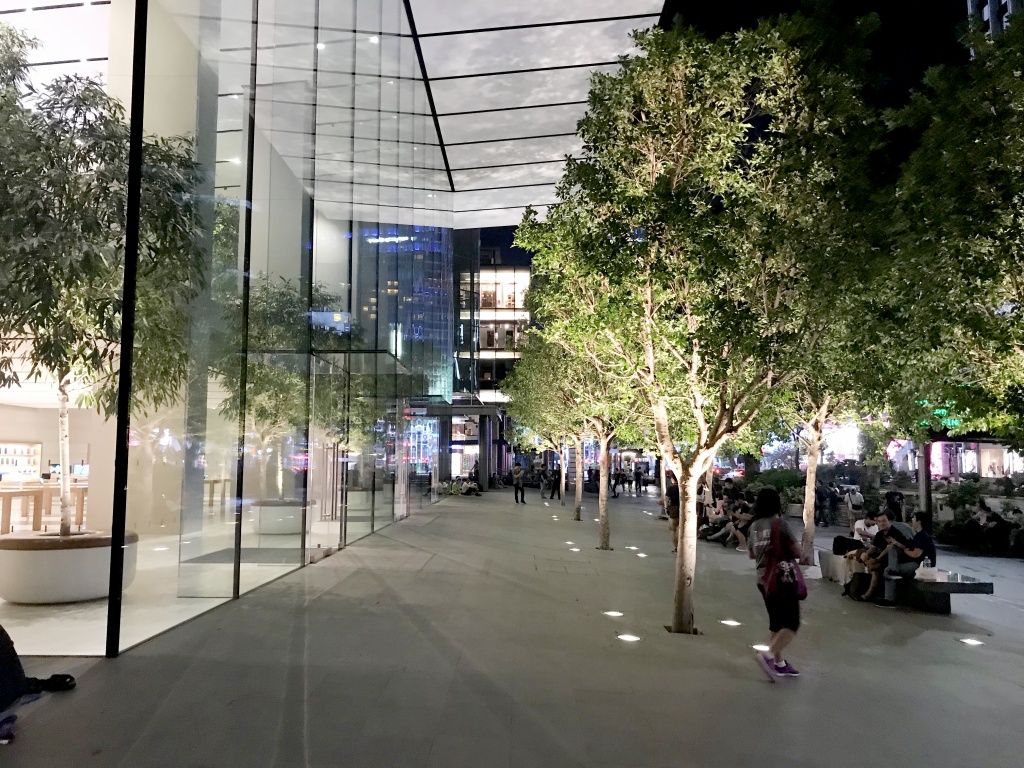 nhieu nguoi viet trai chan ngu ghe da truoc cua apple store doi mua iphone x