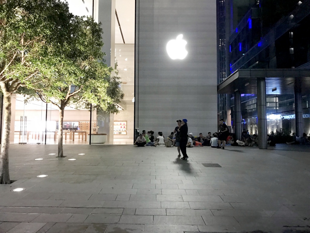 nhieu nguoi viet trai chan ngu ghe da truoc cua apple store doi mua iphone x