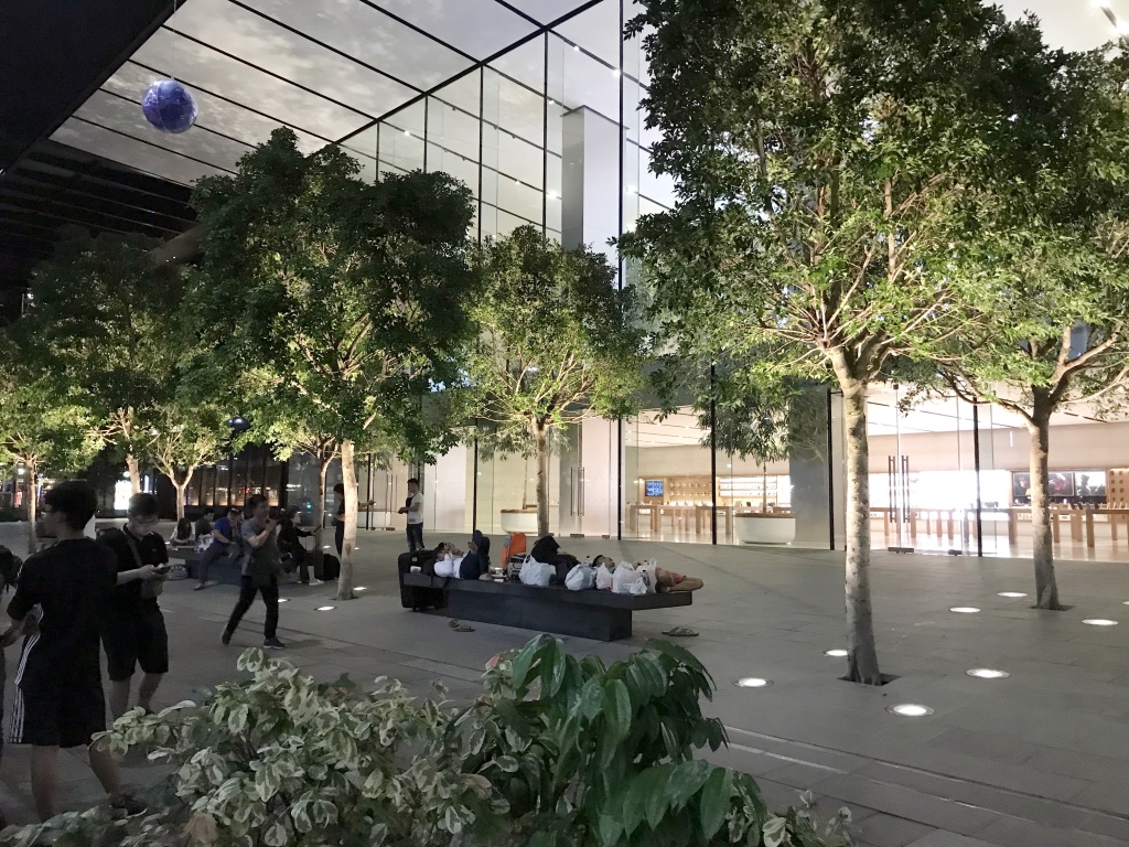 nhieu nguoi viet trai chan ngu ghe da truoc cua apple store doi mua iphone x
