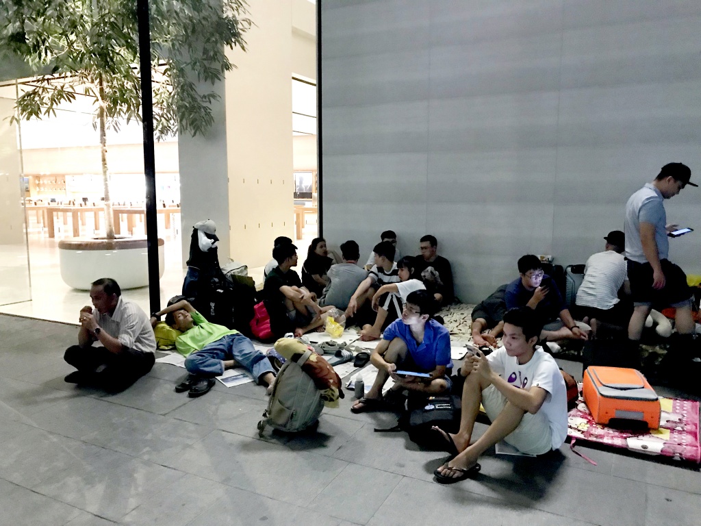 nhieu nguoi viet trai chan ngu ghe da truoc cua apple store doi mua iphone x