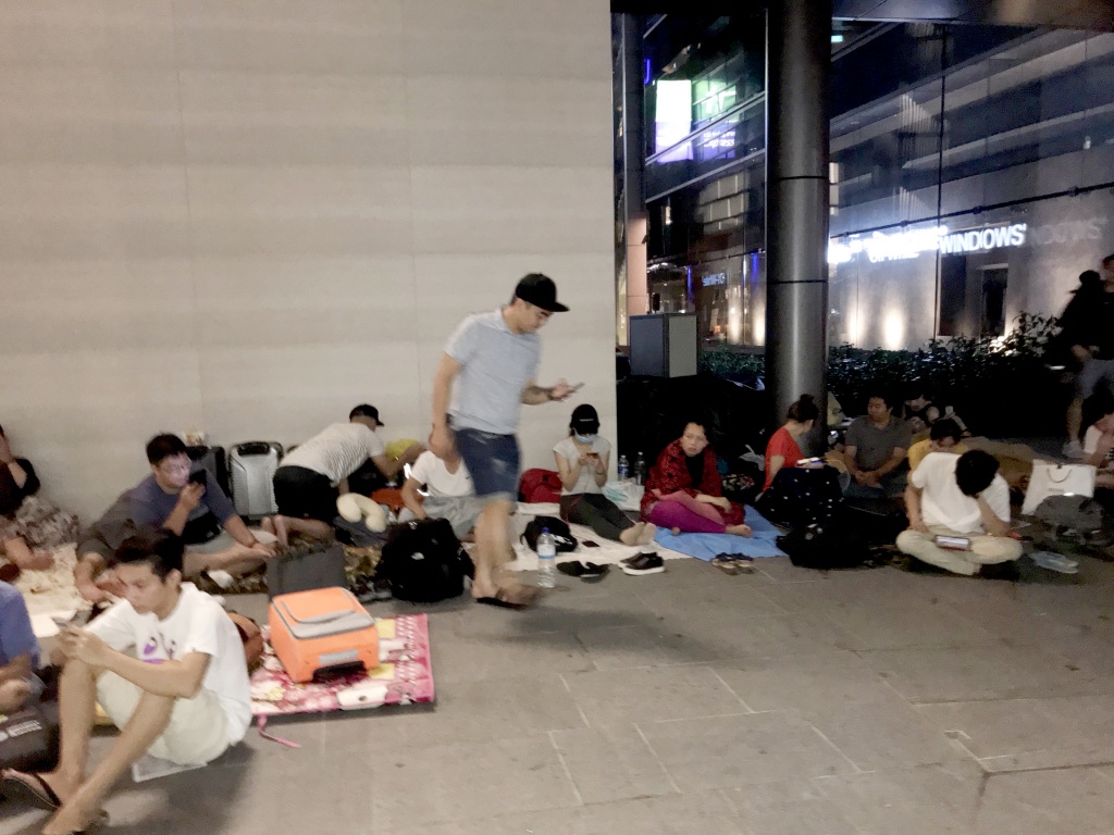 nhieu nguoi viet trai chan ngu ghe da truoc cua apple store doi mua iphone x