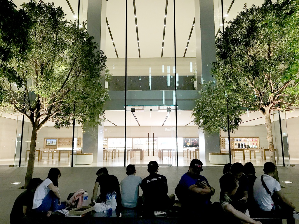 nhieu nguoi viet trai chan ngu ghe da truoc cua apple store doi mua iphone x