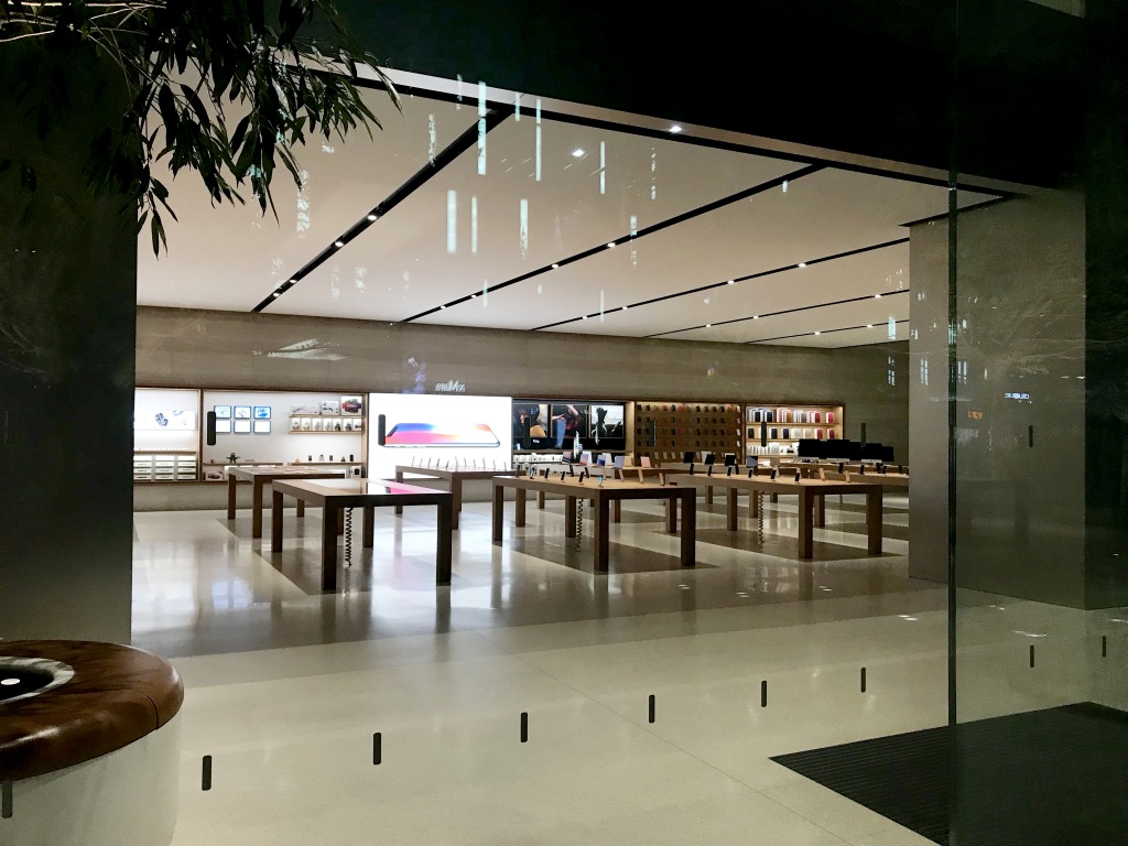 nhieu nguoi viet trai chan ngu ghe da truoc cua apple store doi mua iphone x