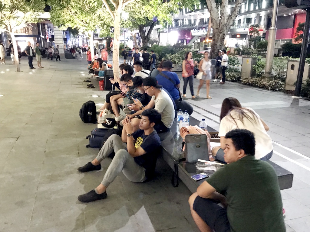 nhieu nguoi viet trai chan ngu ghe da truoc cua apple store doi mua iphone x