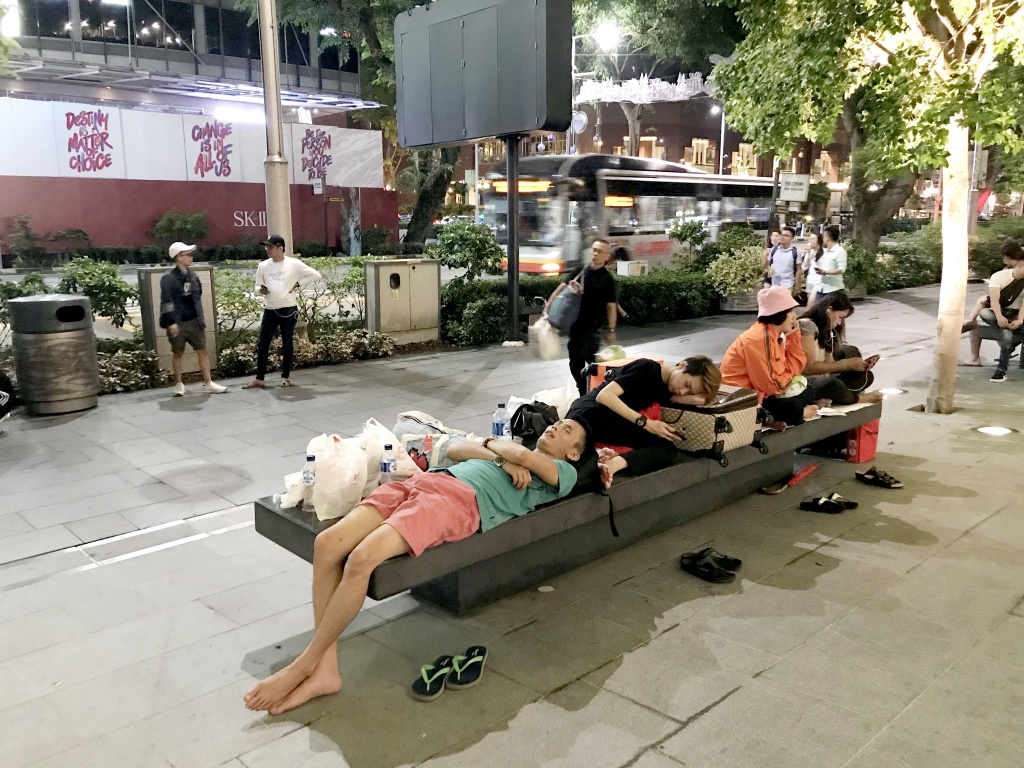 nhieu nguoi viet trai chan ngu ghe da truoc cua apple store doi mua iphone x