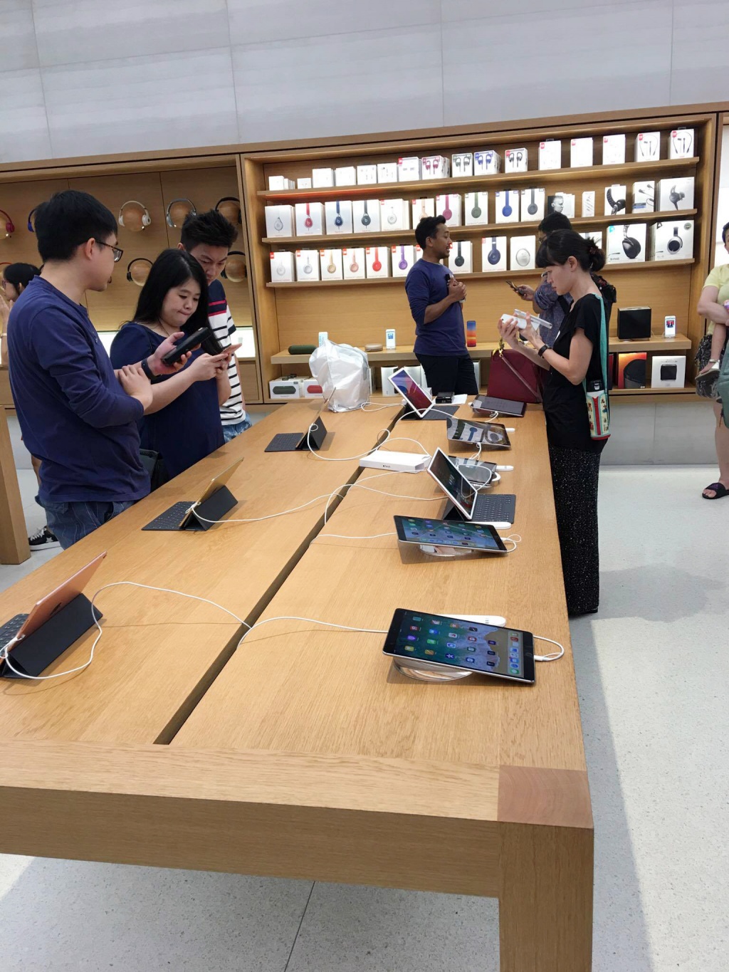 Bên trong Apple Store đường Orchard, nơi hàng trăm người đợi mua iPhone X ben trong apple store duong orchard noi hang tram nguoi doi mua iphone x
