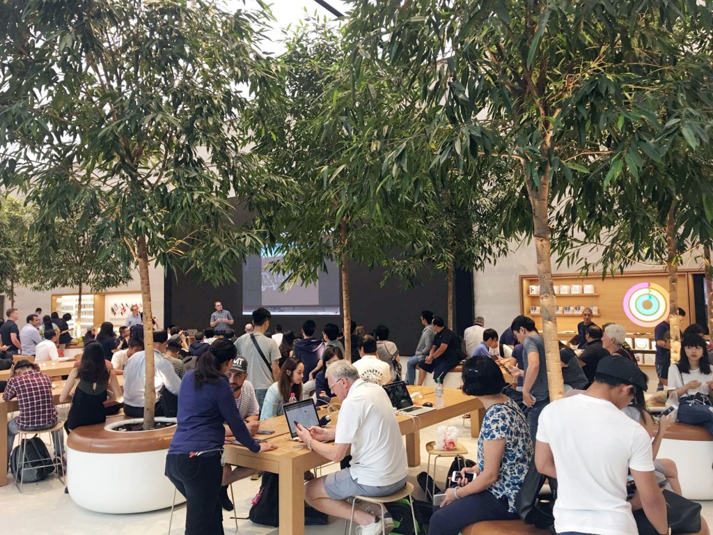 ben trong apple store duong orchard noi hang tram nguoi doi mua iphone x