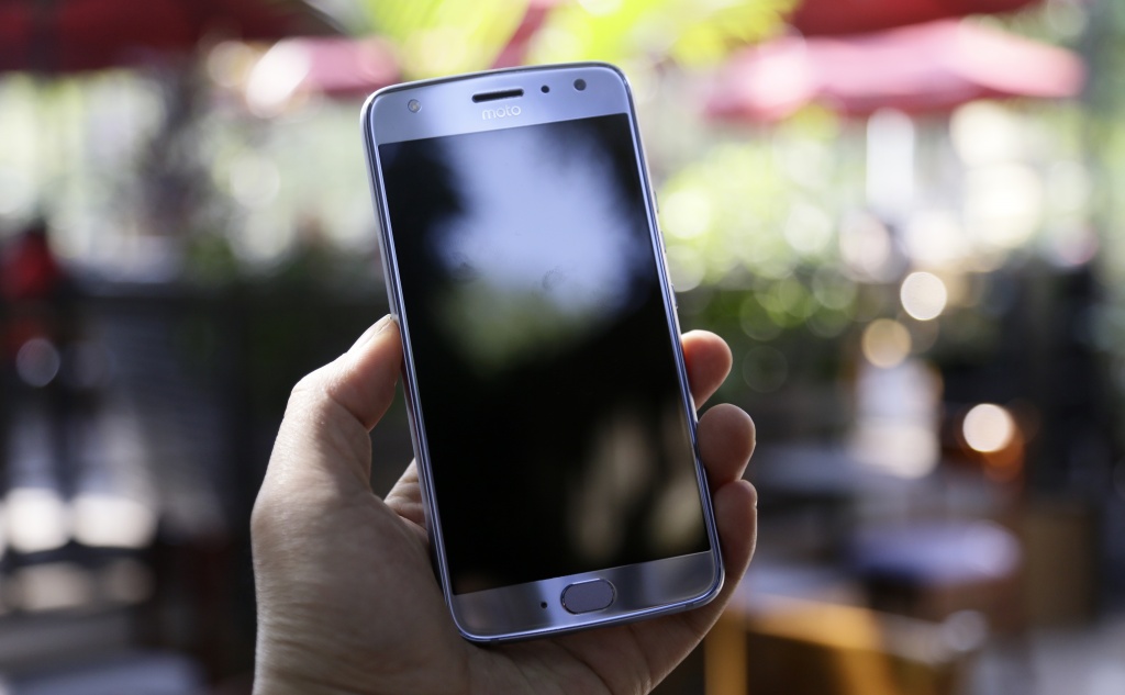 moto x4 smartphone tam trung bong bay phuc vu giai tri