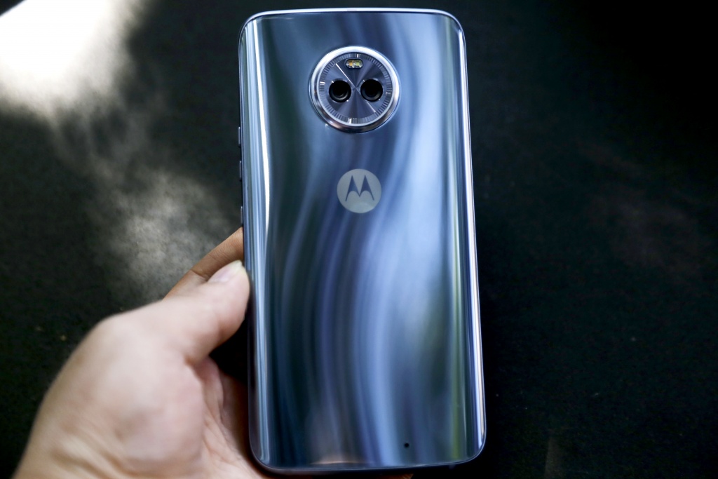 moto x4 smartphone tam trung bong bay phuc vu giai tri