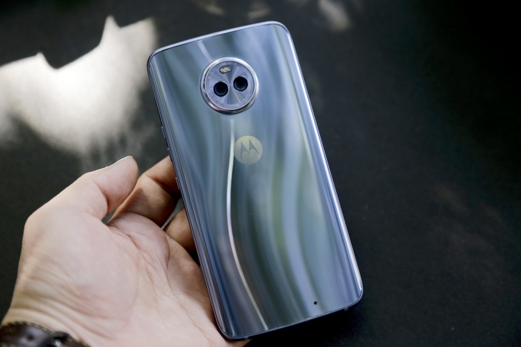 moto x4 smartphone tam trung bong bay phuc vu giai tri