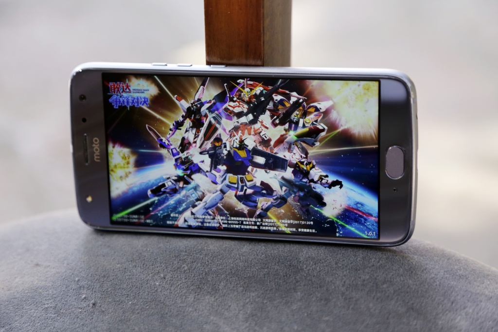 moto x4 smartphone tam trung bong bay phuc vu giai tri