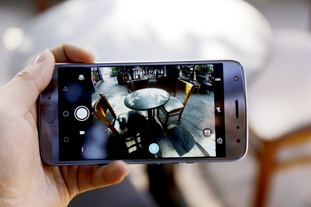 moto x4 smartphone tam trung bong bay phuc vu giai tri