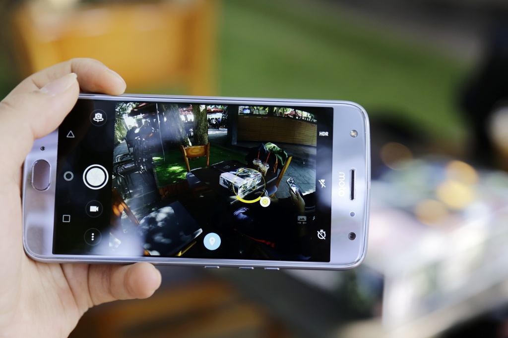 moto x4 smartphone tam trung bong bay phuc vu giai tri