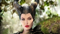 vi sao angelina jolie bi liet nua mat