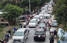 Đường về chợ Viềng tắc hàng km trước đêm khai hội