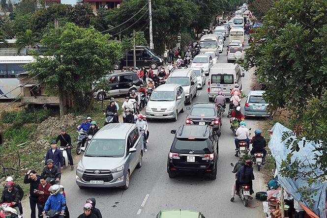 duong ve cho vieng tac hang km truoc dem khai hoi