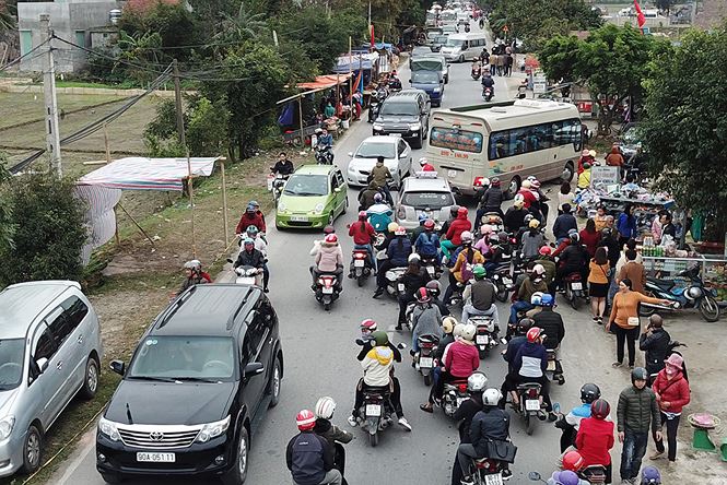 duong ve cho vieng tac hang km truoc dem khai hoi