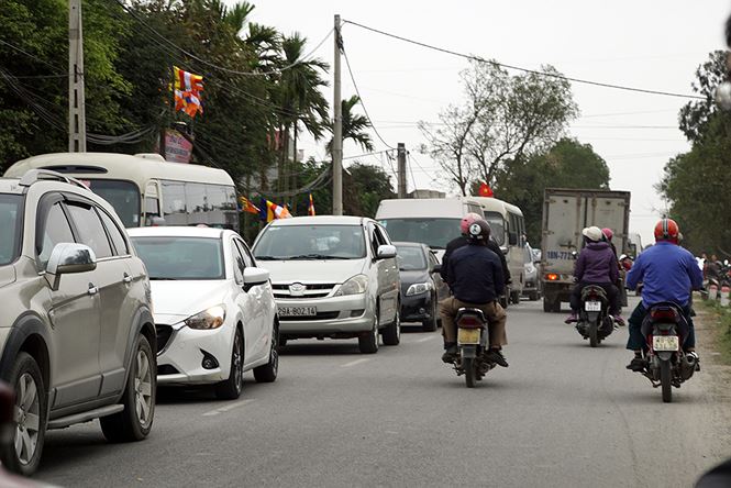 duong ve cho vieng tac hang km truoc dem khai hoi