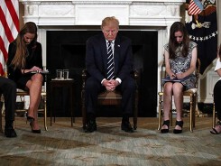 Ông Trump cân nhắc cho giáo viên mang súng