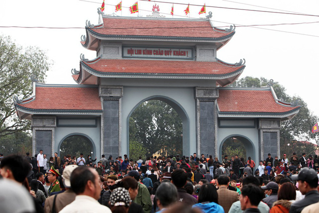 hang van nguoi ve dat quan ho tray hoi lim