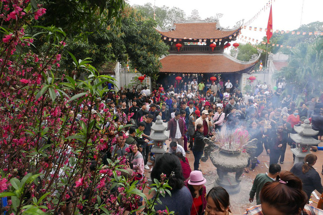 hang van nguoi ve dat quan ho tray hoi lim