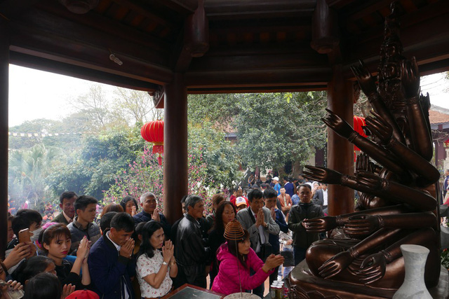 hang van nguoi ve dat quan ho tray hoi lim