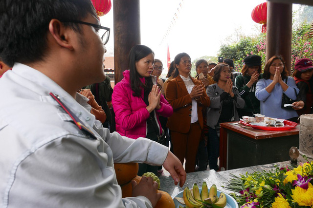 hang van nguoi ve dat quan ho tray hoi lim