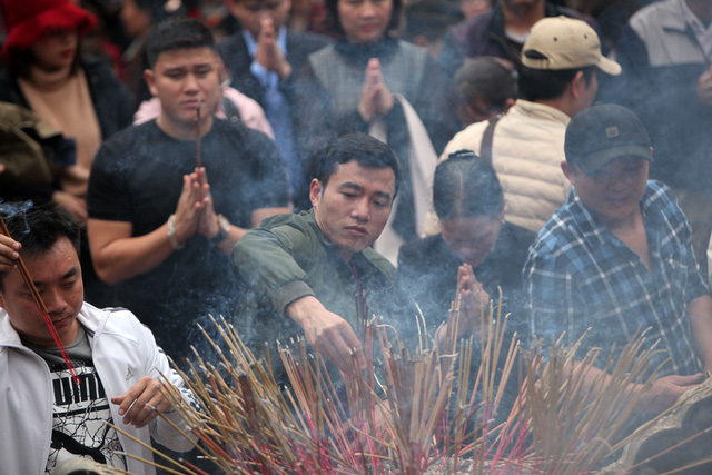 hang van nguoi ve dat quan ho tray hoi lim