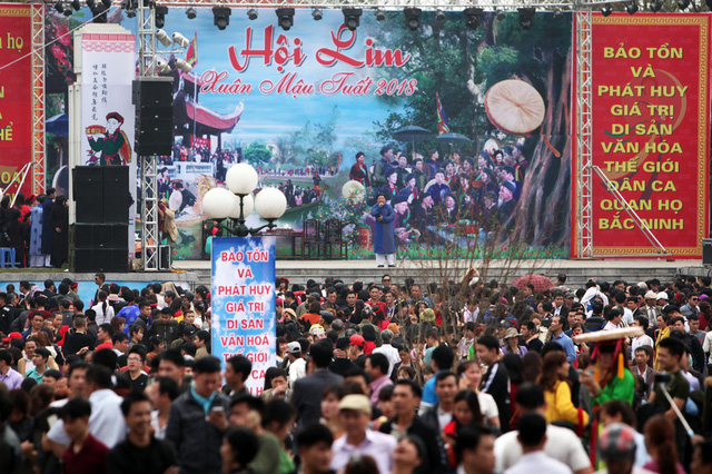 hang van nguoi ve dat quan ho tray hoi lim