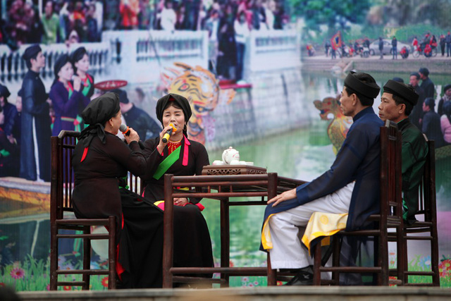 hang van nguoi ve dat quan ho tray hoi lim