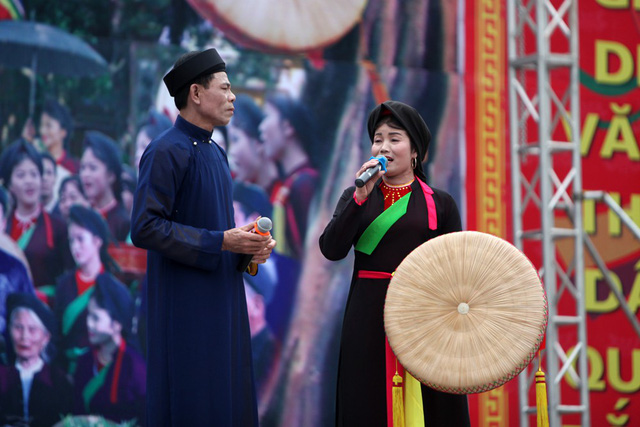 hang van nguoi ve dat quan ho tray hoi lim