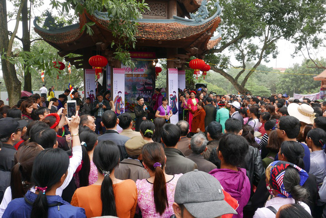 hang van nguoi ve dat quan ho tray hoi lim