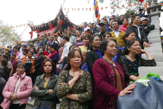 hang van nguoi ve dat quan ho tray hoi lim
