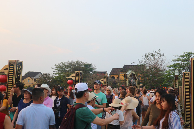 nguoi dan va du khach hao hung tha hoa dang trong dem nguyen tieu