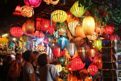 Người dân và du khách hào hứng thả hoa đăng trong đêm Nguyên tiêu