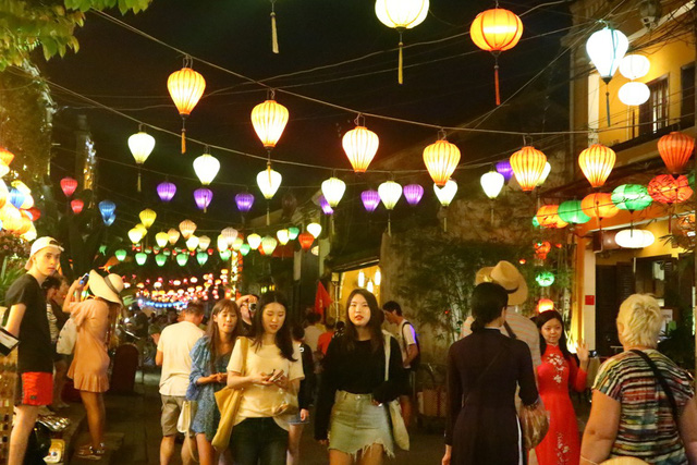 nguoi dan va du khach hao hung tha hoa dang trong dem nguyen tieu