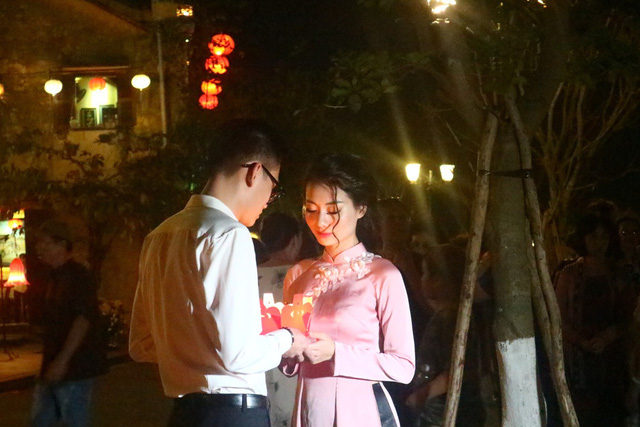 nguoi dan va du khach hao hung tha hoa dang trong dem nguyen tieu