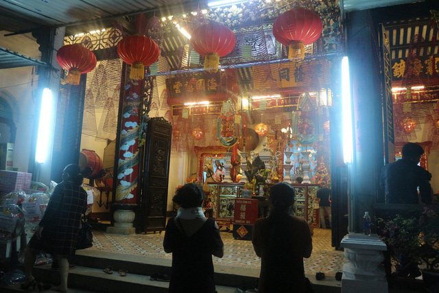 nguoi dan va du khach hao hung tha hoa dang trong dem nguyen tieu