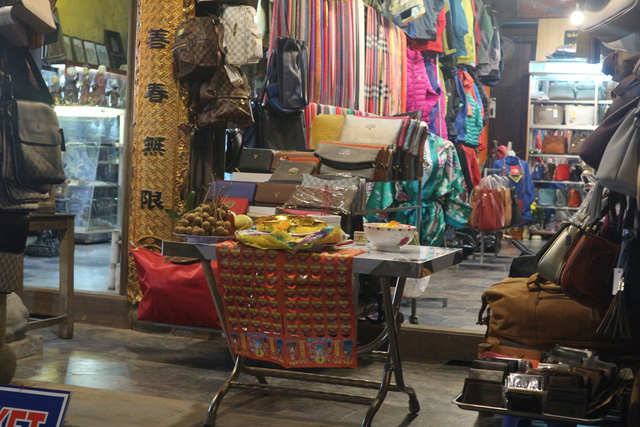 nguoi dan va du khach hao hung tha hoa dang trong dem nguyen tieu