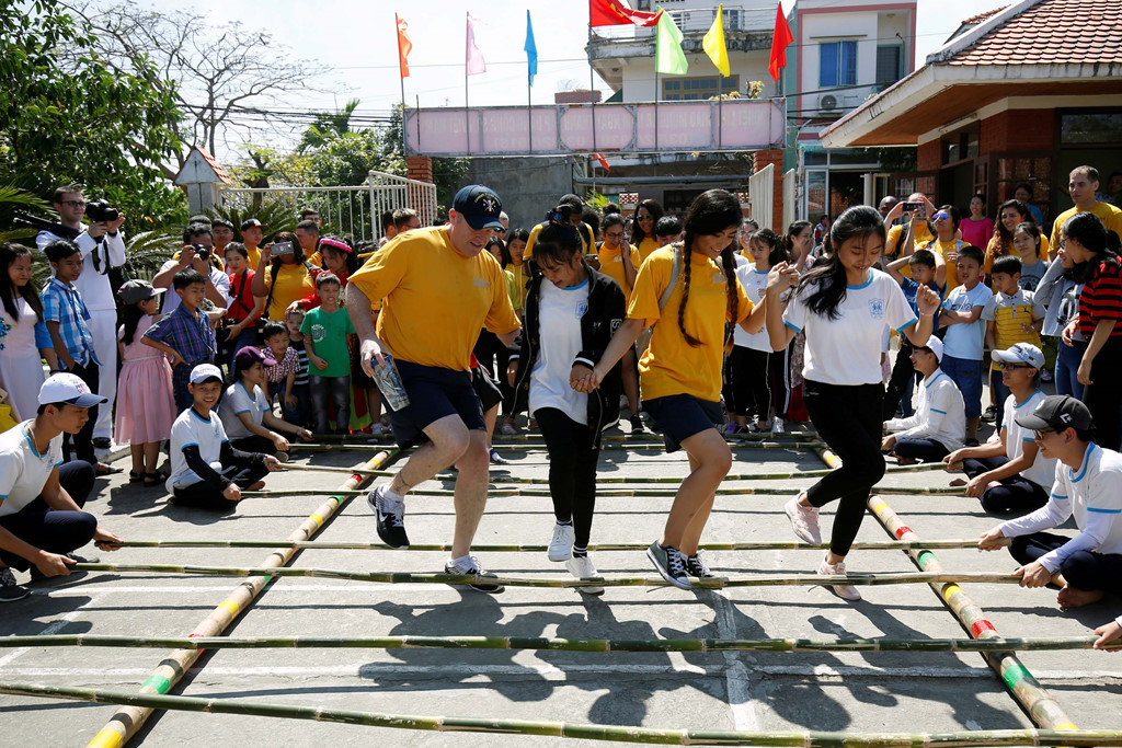 hai quan my tham gia cac tro choi dan gian o da nang