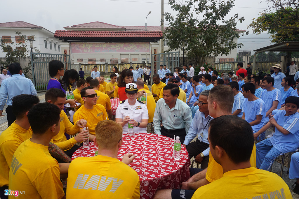 hai quan my tham gia cac tro choi dan gian o da nang