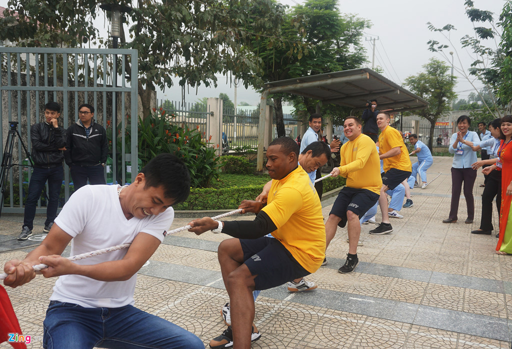 hai quan my tham gia cac tro choi dan gian o da nang