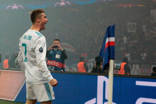 Ronaldo tỏa sáng đưa Real vào tứ kết Champions League