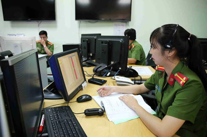 nu canh sat chua chay xinh dep dem trang va ca thanh xuan truc chien giac lua