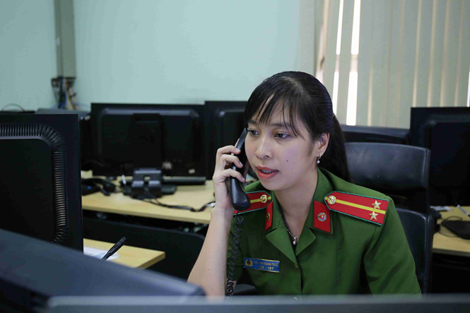 nu canh sat chua chay xinh dep dem trang va ca thanh xuan truc chien giac lua