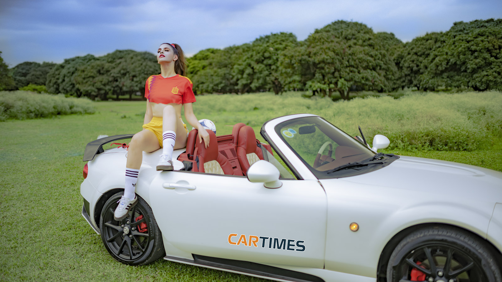 an tay sexy cung xe do the thao mazda mx 5 co vu world cup 2018